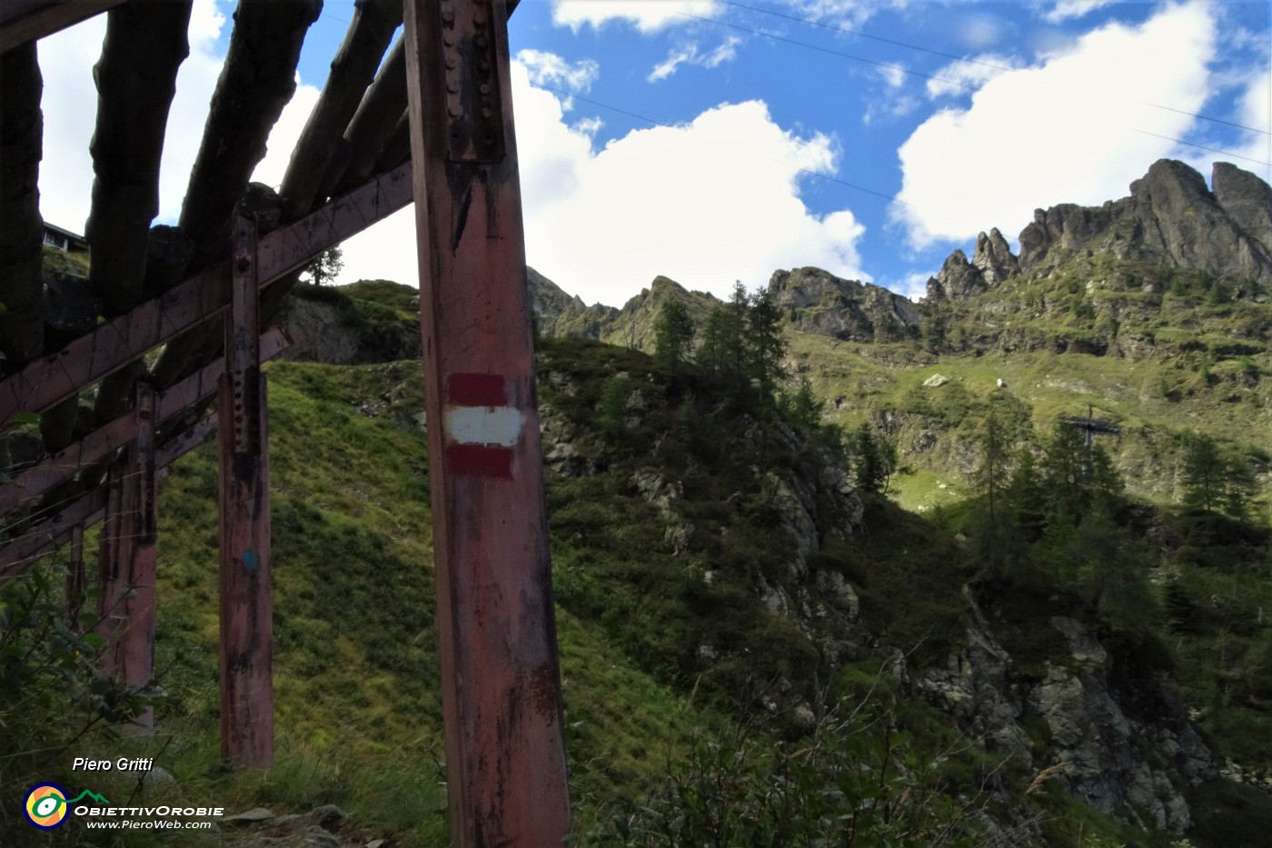 49 Passaggio tra un paravalanghe.JPG